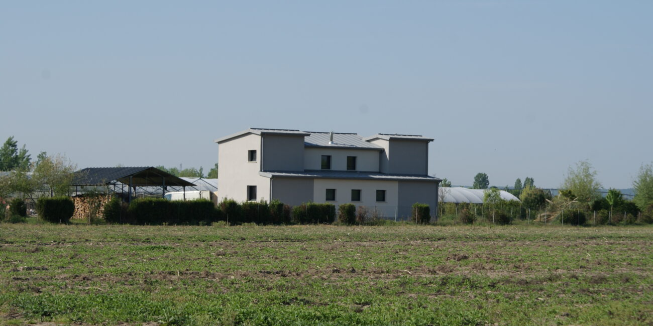 Vue extérieur de loin de l'arrière